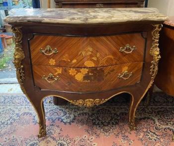 Dvoušuplíková komoda s mramorovou deskou Dvoušuplíková komoda s mramorovou deskou