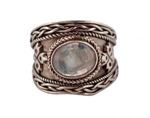 Stříbrný prsten zdobený s měsíčním kamenem Stříbrný prsten zdobený s měsíčním kamenem