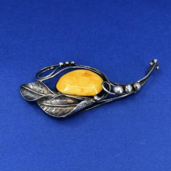 Stříbrná brož s jantarem Stříbrná brož s jantarem