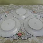 Tři talíře s květinami a motýly Tři talíře s květinami a motýly