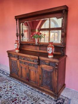 Anglický příborník s velkým zrcadlem – ručně vyřez Anglický příborník s velkým zrcadlem – ručně vyřez