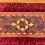 Vyřezávaný podkladní stolek s parketerií Vyřezávaný podkladní stolek s parketerií