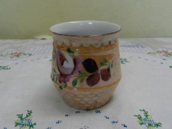 Béžový porcelánový hrnek s květinami Béžový porcelánový hrnek s květinami