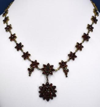 Granátový náhrdelník s ověsky Granátový náhrdelník s ověsky