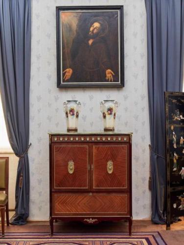 Televizní skříň s mramorovou deskou  Televizní skříň s mramorovou deskou