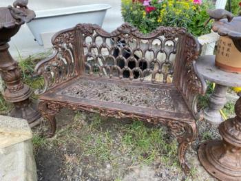 Litinová lavička s područkami  Litinová lavička s područkami