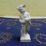 Bílá menší plastika chlapce - KPM Berlin Bílá menší plastika chlapce - KPM Berlin