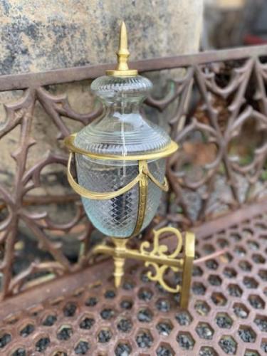 Mosazná aplika s ramenem  Mosazná aplika s ramenem