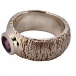 ROBUSTNÍ STŘÍBRNÝ PLASTICKÝ PRSTEN S AMETYSTEM ROBUSTNÍ STŘÍBRNÝ PLASTICKÝ PRSTEN S AMETYSTEM