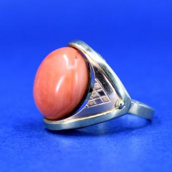 Zlatý prsten s korálem Zlatý prsten s korálem