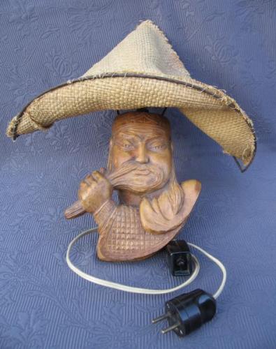 Lampička-Číňan-dřevořezba, zn. Gundel, dat.1941 Lampička-Číňan-dřevořezba, zn. Gundel, dat.1941