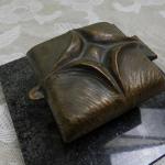 Bronzový objekt na kamenném podstavci Bronzový objekt na kamenném podstavci