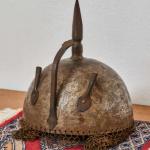 Perská bojová helma s gravírováním Perská bojová helma s gravírováním