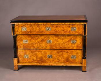 Biedermeierová komoda s topolovou kořenicí Biedermeierová komoda s topolovou kořenicí