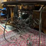 Stůl se stojanem na víno  Stůl se stojanem na víno