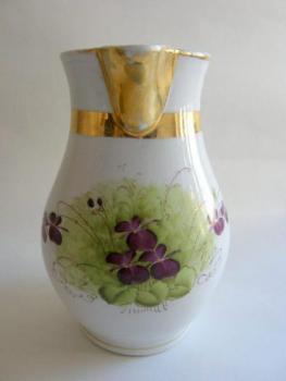 Porcelánový džbánek s hubičkou a fialkami Porcelánový džbánek s hubičkou a fialkami