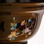 Porcelánový květináč na podstavci s dekorem pávů Porcelánový květináč na podstavci s dekorem pávů