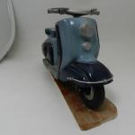 Kovový model na dřevěném podstavci, motocykl Kovový model na dřevěném podstavci, motocykl