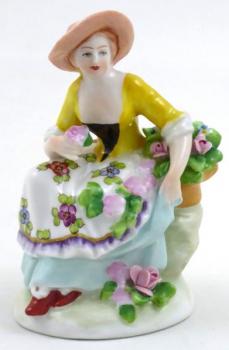 Sitzendorf - Sedící dívka s růžemi Sitzendorf - Sedící dívka s růžemi