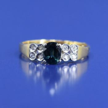 Zlatý prsten se safírem Zlatý prsten se safírem