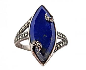 Stříbrný prsten se zdobeným lapis lazuli a markazi Stříbrný prsten se zdobeným lapis lazuli a markazi