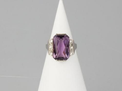 Zlatý prsten s ametystem a diamanty Zlatý prsten s ametystem a diamanty