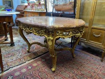 Zlacený stůl s mramorovou deskou  Zlacený stůl s mramorovou deskou