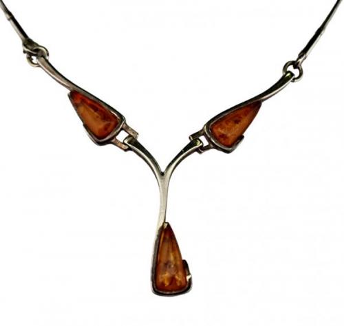 Náhrdelník stříbrný se třemi kapkami jantaru Náhrdelník stříbrný se třemi kapkami jantaru