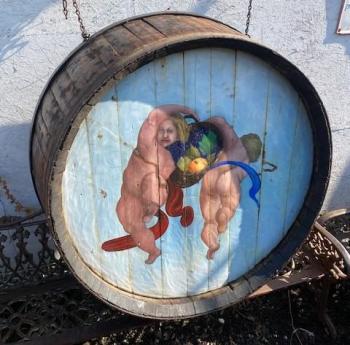 Závěsný sud zdobený romantickým motivem A Závěsný sud zdobený romantickým motivem A