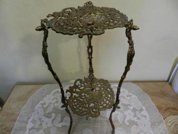 Mosazný etažér Mosazný etažér