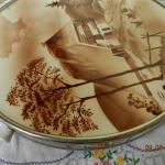 Otočný porcelánový podnos v chromové montáži Otočný porcelánový podnos v chromové montáži