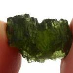 Obdélný klenutý přírodní vltavín - 2,44 gramů Obdélný klenutý přírodní vltavín - 2,44 gramů