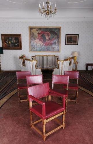 Starožitný komplet 4 židlí a křesílka. Neorensance Starožitný komplet 4 židlí a křesílka. Neorensance