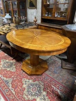 Intarzovaný jídelní stůl  Intarzovaný jídelní stůl