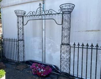 Zaharadní brána se sloupy  Zaharadní brána se sloupy