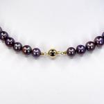 Perlový náhrdelník se zlatým uzávěrem Perlový náhrdelník se zlatým uzávěrem