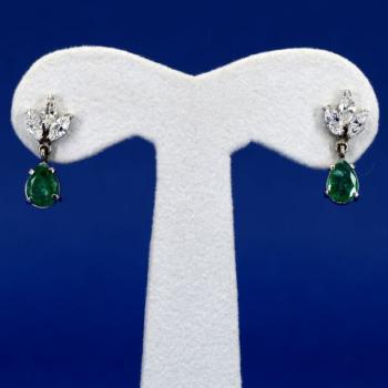Bílozlaté náušnice se smaragdy a diamanty Bílozlaté náušnice se smaragdy a diamanty
