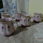 Růžové zlacené hrnky zdobené růžemi 4 ks Růžové zlacené hrnky zdobené růžemi 4 ks