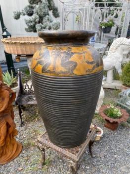 Zahradní váza zdobená antickými výjevy  Zahradní váza zdobená antickými výjevy