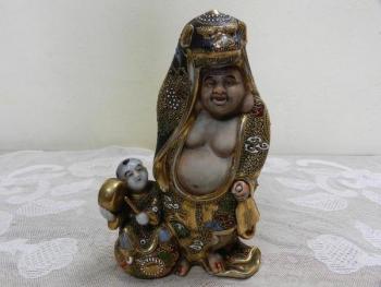 Bohatě zdobená soška, bůžek - Satsuma, Japonsko Bohatě zdobená soška, bůžek - Satsuma, Japonsko