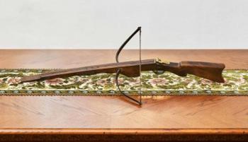 Historická kuše s mosazným mechanismem Historická kuše s mosazným mechanismem