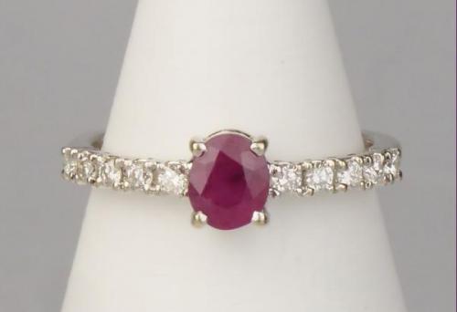 Prsten s rubínem a diamanty Prsten s rubínem a diamanty