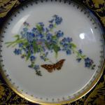 Tři talíře s květinami a motýly Tři talíře s květinami a motýly