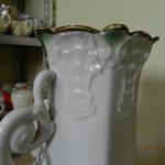 Secesní váza zdobená plastickými květy Secesní váza zdobená plastickými květy