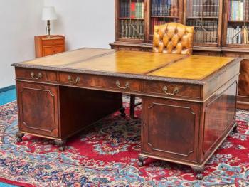 Starožitný velký psací stůl Chippendale vyřezávaný Starožitný velký psací stůl Chippendale vyřezávaný