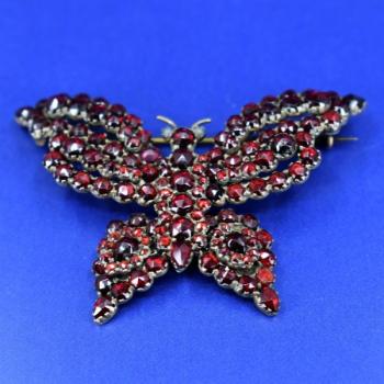 Granátová brož  Granátová brož