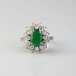 Zlatý prsten s diamanty a smaragdem  Zlatý prsten s diamanty a smaragdem