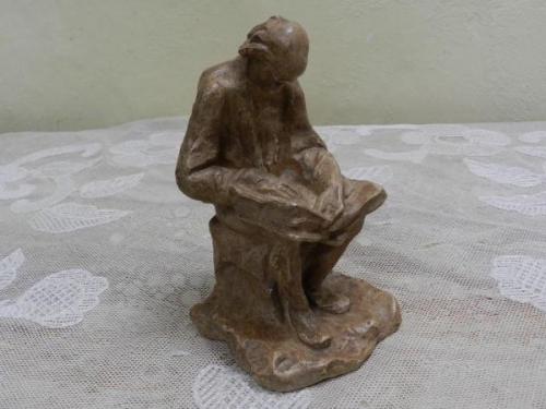 Keramická plastika ”muž s knihou”, značeno Keramická plastika ”muž s knihou”, značeno