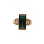 Zlatý prsten se zeleným kamenem Zlatý prsten se zeleným kamenem