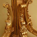 Obří párové zlaté lucerny na vyřezávaných nohách Obří párové zlaté lucerny na vyřezávaných nohách
